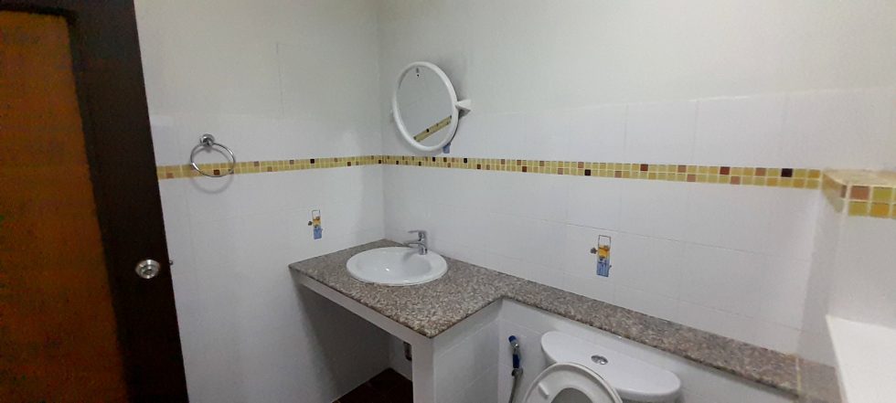 Guest Room Bathroom at Baan The Pub Guesthouse Chiang Mai