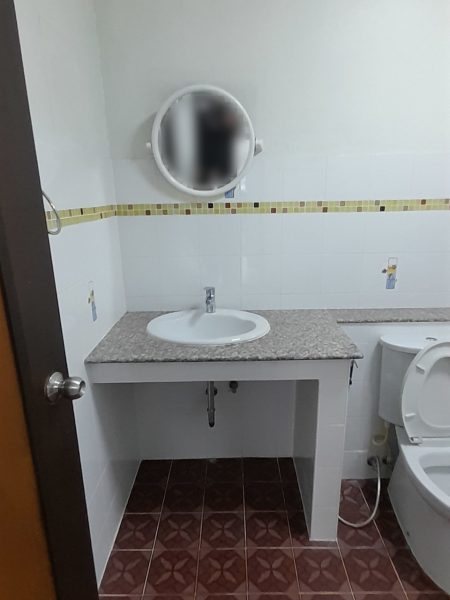 Wash basin and toilet. En suite bathroom at Baan The Pub Guesthouse Chang Mai