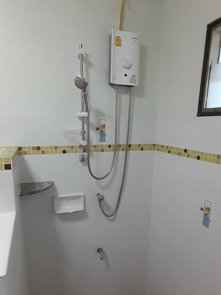 Bathroom Shower at Baan The Pub Chiang Mai Guesthouse