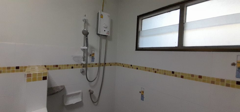 Shower at Bann The Pub Guesthouse Chiang Mai