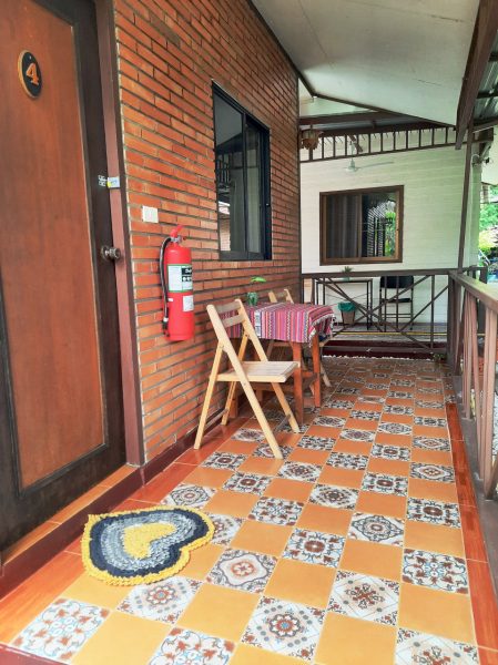 Outdoor sitting area at Bann The PUb Guesthouse