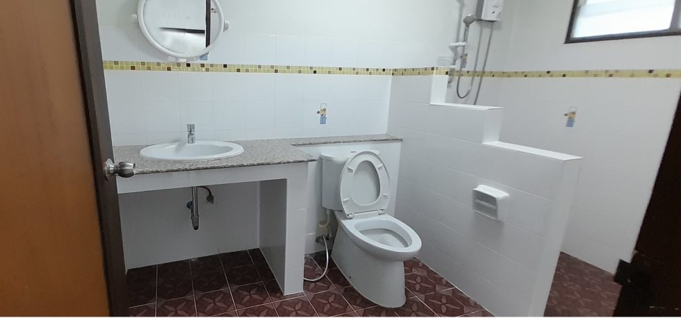 bathroom en suite at guesthouse baan the pub in Chiang Mai