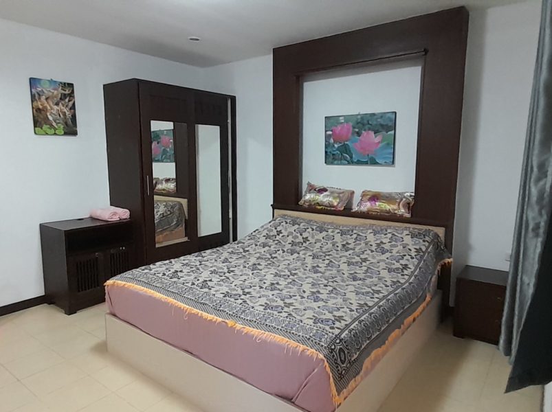 Bedroom Bed and Wardrone at Baan The Pub Guesthouse CHiang Mai